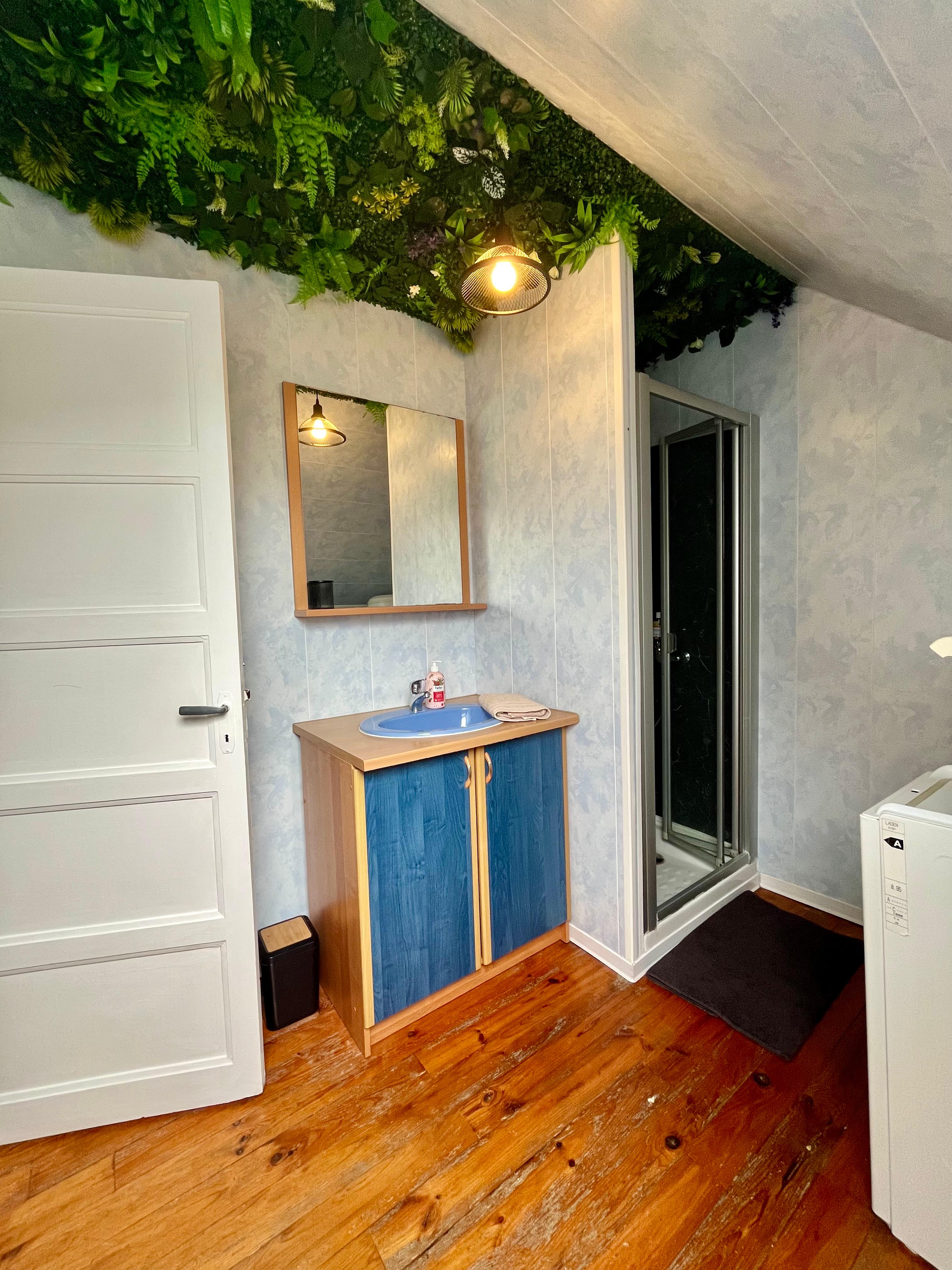 L'Escapade - Nature & Aventure | Lac de Guerlédan - 🛁 Salle de bain fonctionnelle